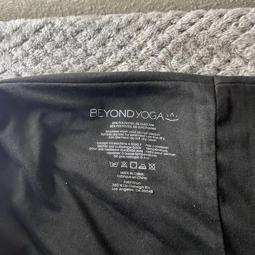 NWT Beyond Yoga 💫Black 💫Pocket Infinity Scarf